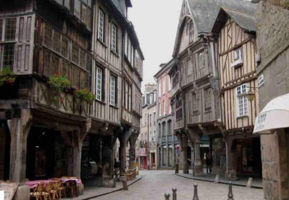 Appartement En Plein Coeur Historique De Dinan Exteriör bild