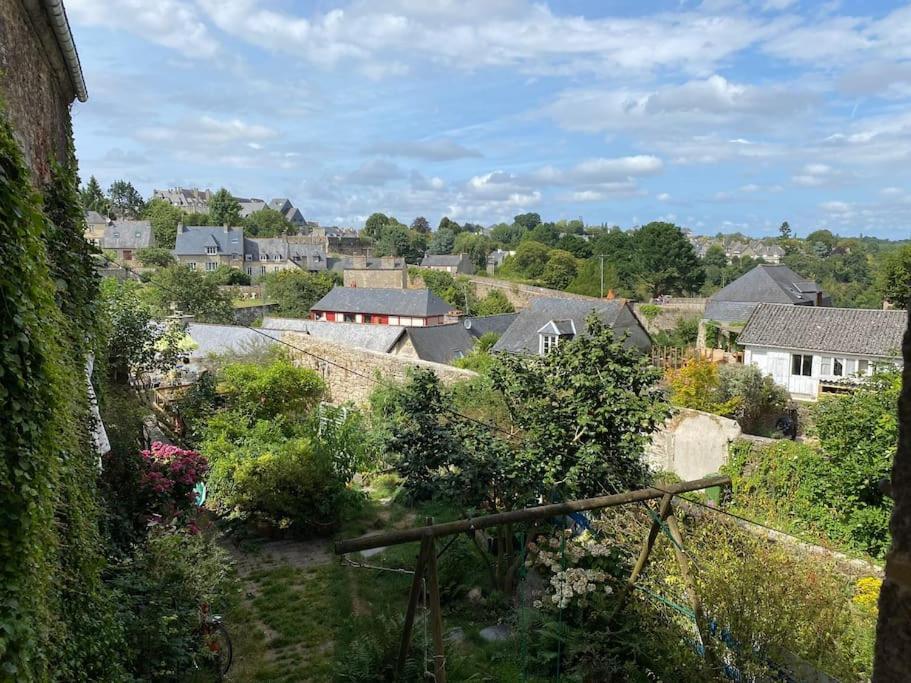 Appartement En Plein Coeur Historique De Dinan Exteriör bild